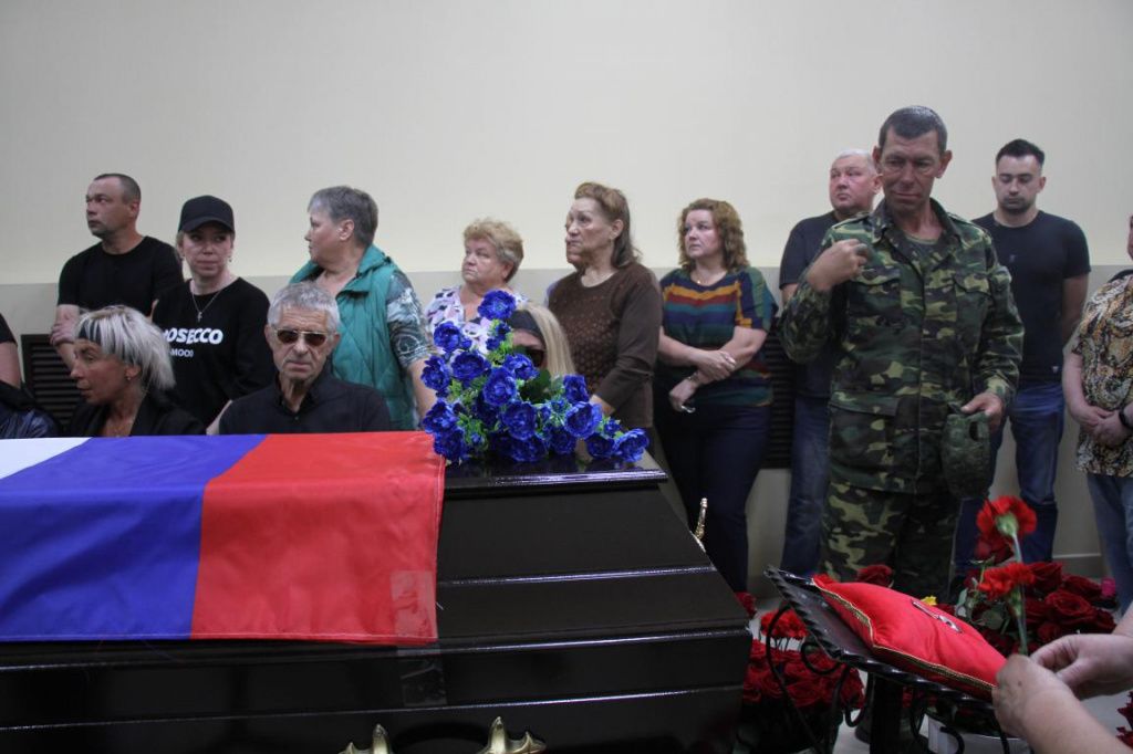 Мужчина трижды перекрестился, положив цветы на гроб. Фото: Константин Бобылев, "Глобус"