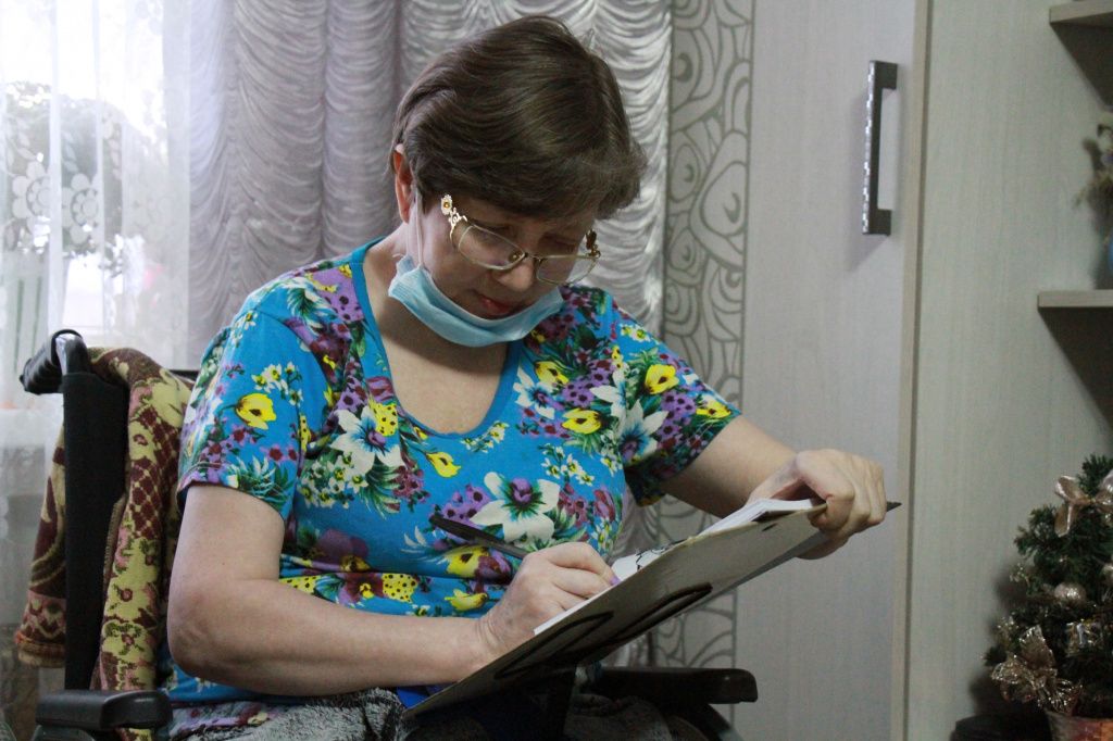 После травмы Елена Владимировна заново училась писать. Фото: Константин Бобылев, "Глобус"