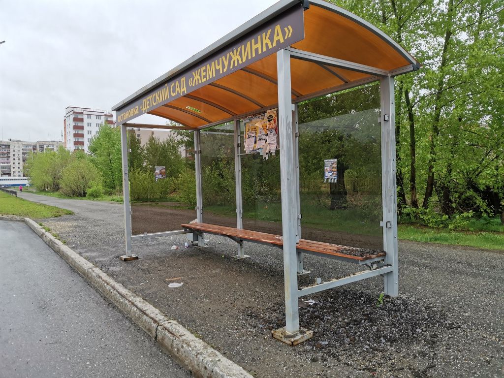 На остановках, которые чаще других страдают от вандалов, стеклянные стены заменят на металлические. Фото: Константин Бобылев, архив "Глобуса"