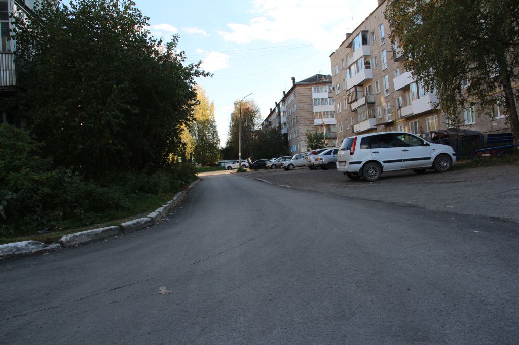 Так сейчас выглядит дорога между домами №№122 и 122-а по улице Луначарского. Фото: Анна Куприянова, "Глобус"