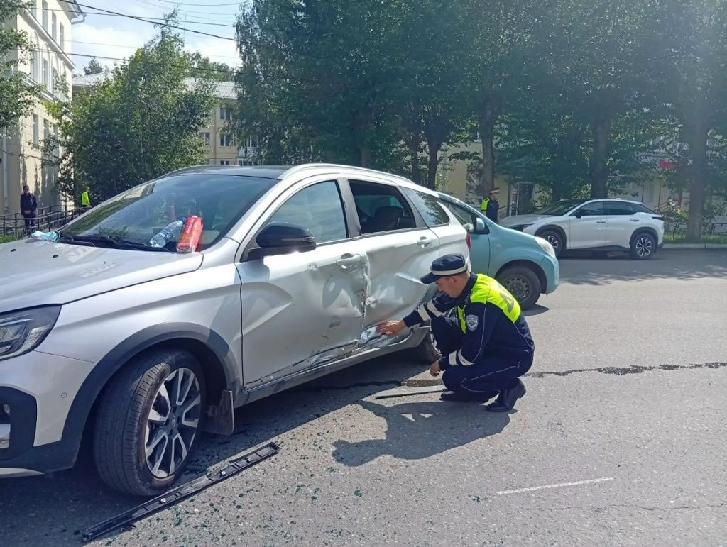 Легковушка поворачивала налево и в нее въехал мотоциклист. Фото: Госавтоинспекция Свердловской области Легковушка поворачивала налево и в нее въехал мотоциклист. Фото: Госавтоинспекция Свердловской области