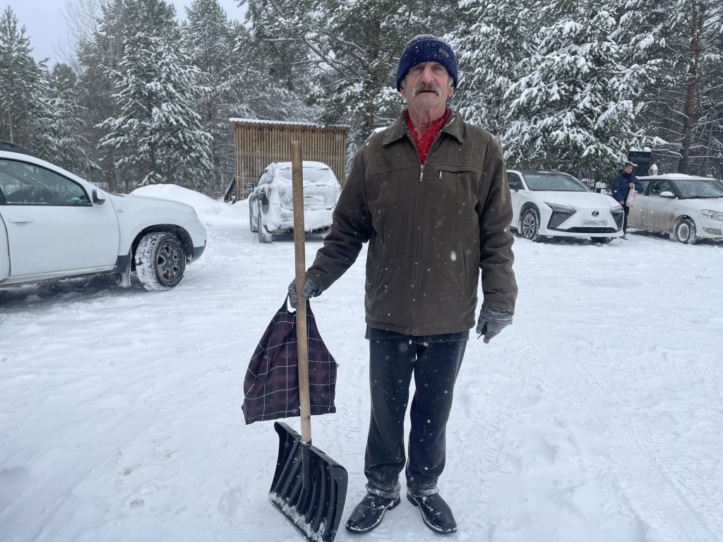 Многие с собой предусмотрительно захватили лопаты. Фото: Анна Куприянова, "Глобус"