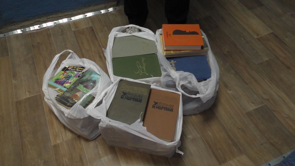 Полицейские и члены Общественного совета накануне праздника Победы передали книги военной тематики в библиотеку ИВС. Фото предоставлено полицией Серова