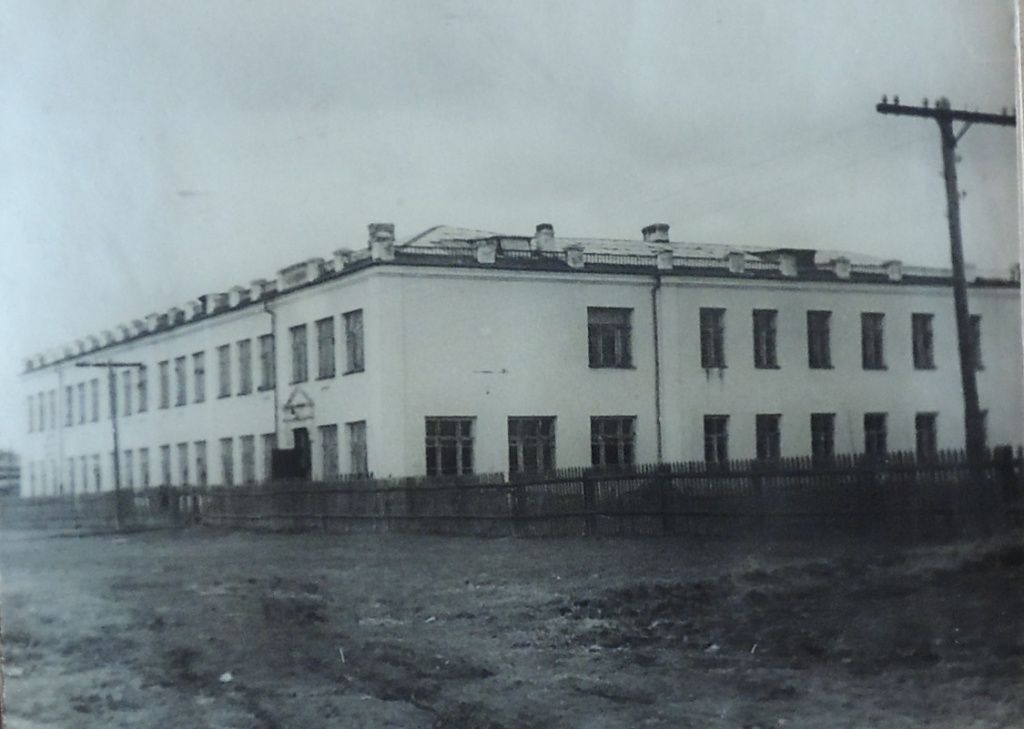 Школа была построена в 1937 году. Снимок 40-х годов прошлого века. Фото: из фондов Серовского исторического музея, с сайта goskatalog.ru