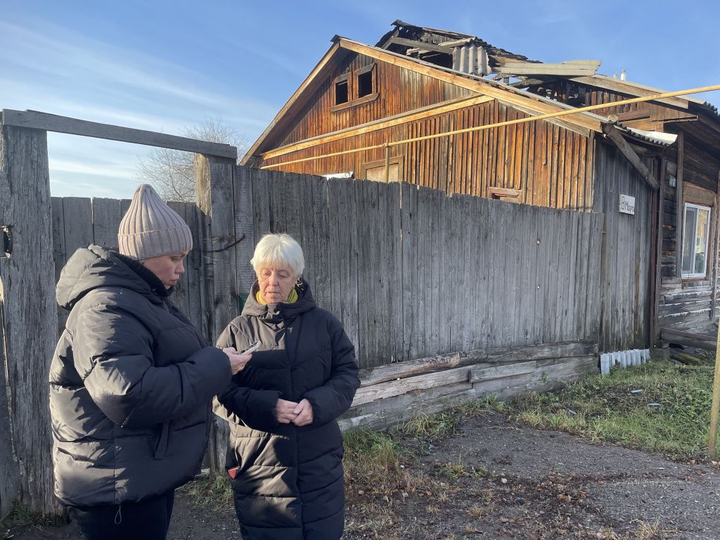 Елена Митина (слева) с мамой Татьяной Сариковой не знают, откуда им стоит ждать помощи. Фото: Анна Куприянова, "Глобус"
