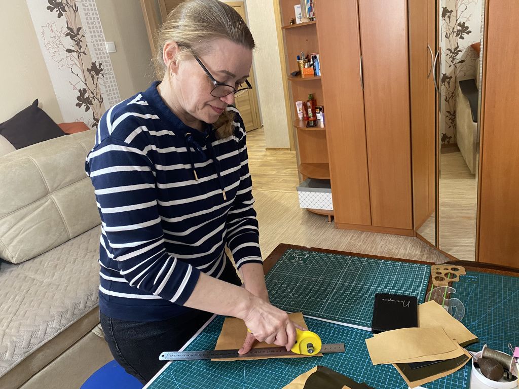 Анна Курбатова рассказала, как работает с кожей. Фото: Анна Куприянова, "Глобус"