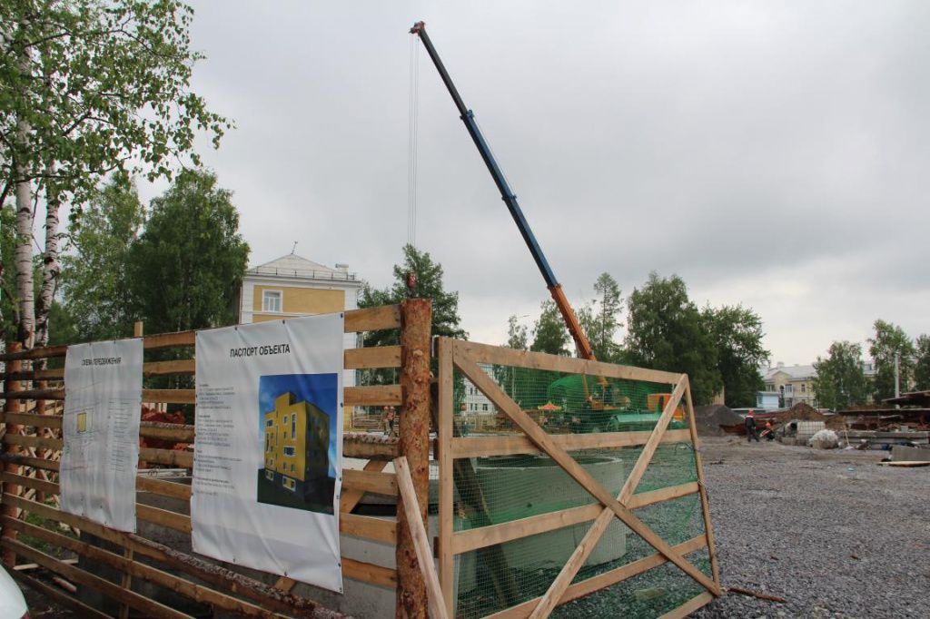 Место строительства обнесено забором из горбыля. Фото: Анна Куприянова, "Глобус"