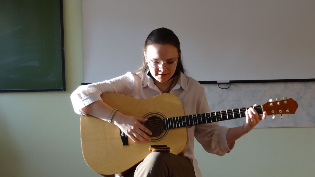 Арина Евдокимова выступает в Северном педколледже. Фото предоставлено Мариной Демчук