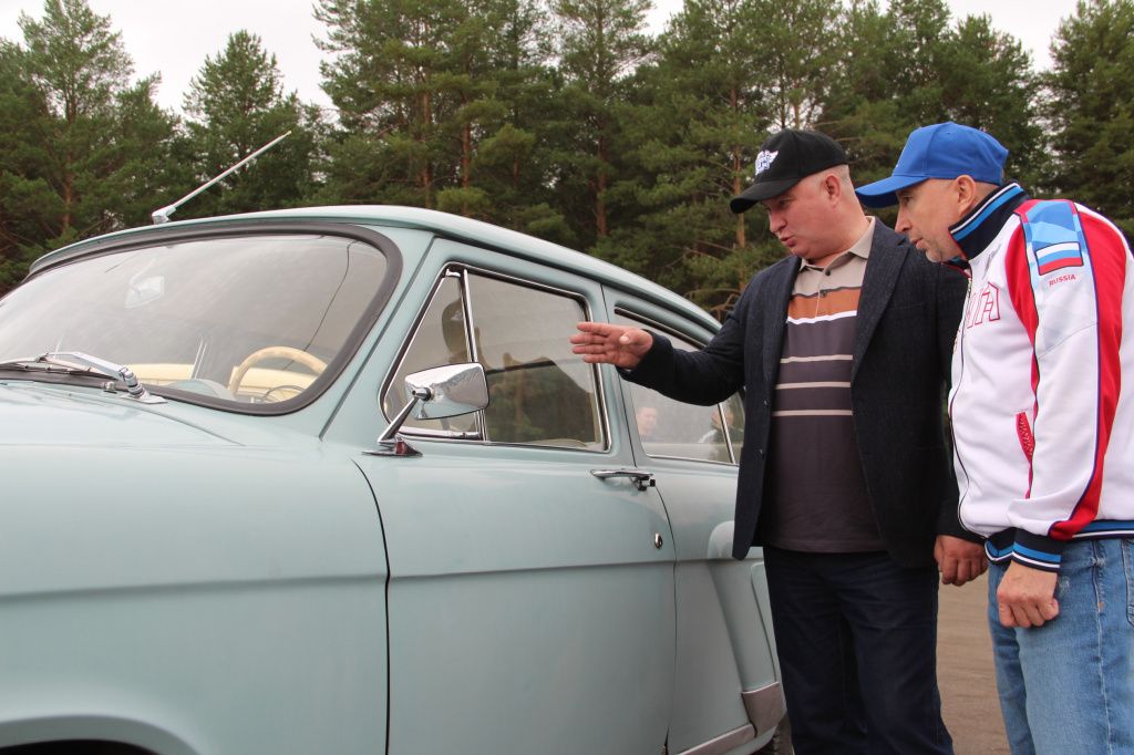 Василий Сизиков прошел мимо ретроавтомобилей. Фото: Анна Куприянова, "Глобус"