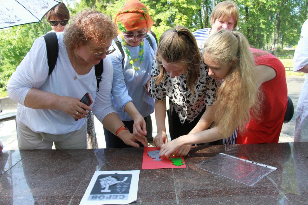 Участники экскурсии составляли старый и новый гербы Серова из разрозненных элементов. Фото: Константин Бобылев, "Глобус"