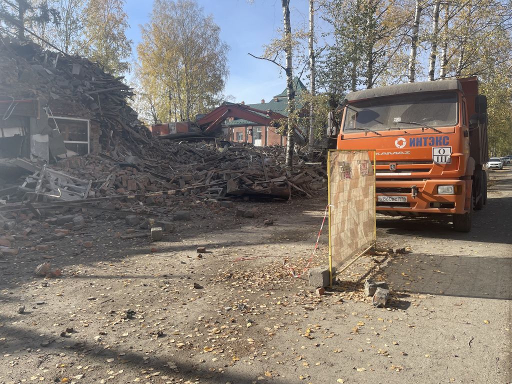 Утром 29 сентября техника стояла без движения, рабочих не видно. Фото: Анна Куприянова, "Глобус"