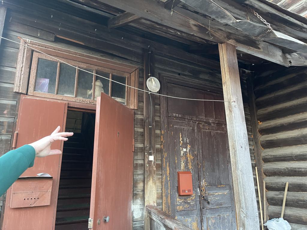 Навес над крыльцом оставляет желать лучшего. Фото: Анна Куприянова, "Глобус"