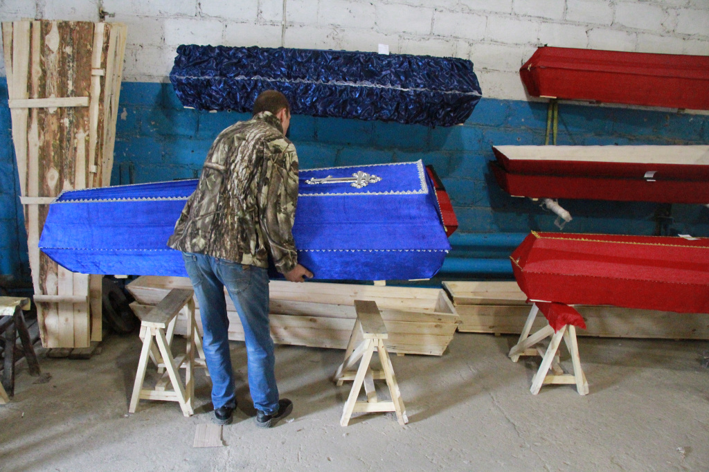За пять лет работы в "Обряде" Сергей обил около 2000 гробов. Фото: Константин Бобылев, "Глобус"
