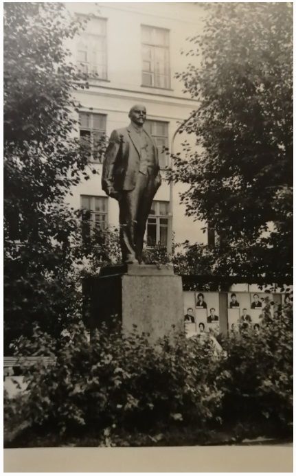 Установленный 61 год назад памятник перед мэрией до сих пор стоит на своем месте. Фото из фондов Серовского исторического музея, с сайта goskatalog.ru