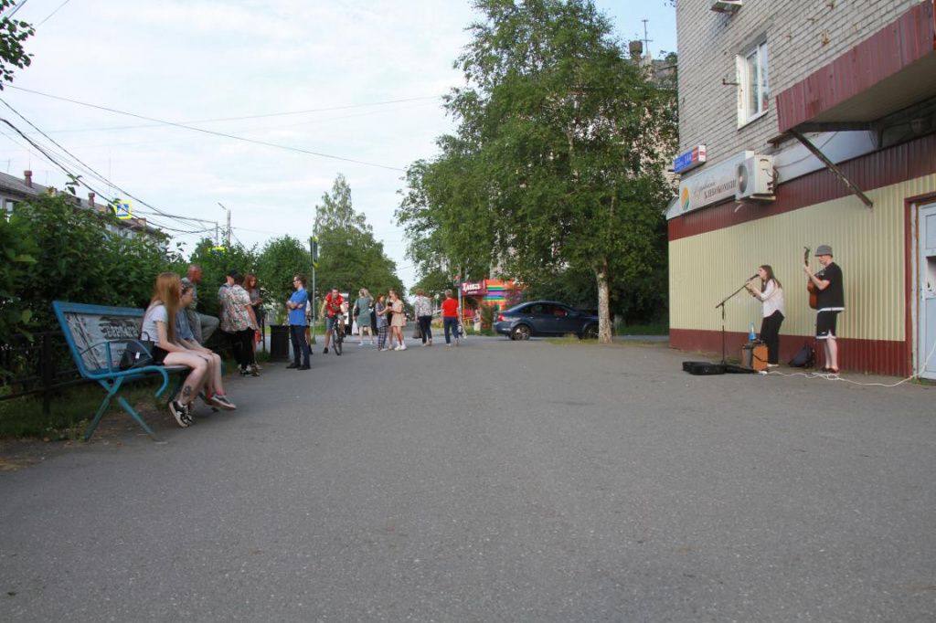 Горожане останавливались и слушали уличных музыкантов. Фото: Константин Бобылев, "Глобус"