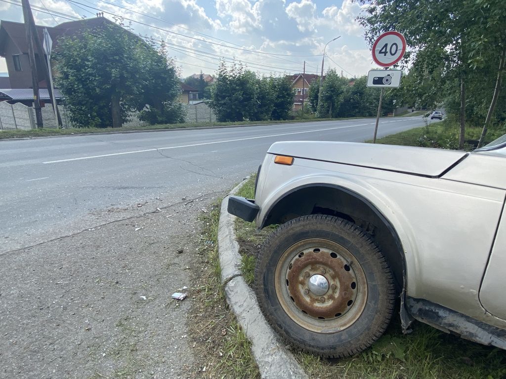 После столкновения "Ниву" отбросило на обочину. Фото: Анна Куприянова, "Глобус"