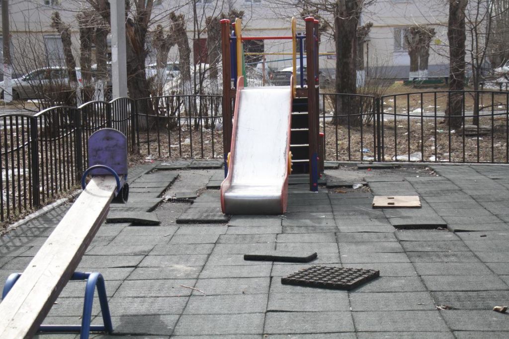 Чиновник утверждает, что детская площадка в зоне отвественности собственников дома. Фото: Константин Бобылев, "Глобус"