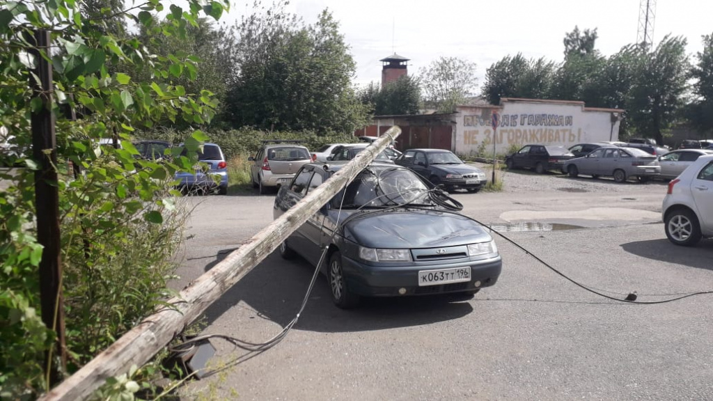 На автомобиль, припаркованный в районе автовокзала, упал столб. Фото: читатель "Глобуса"