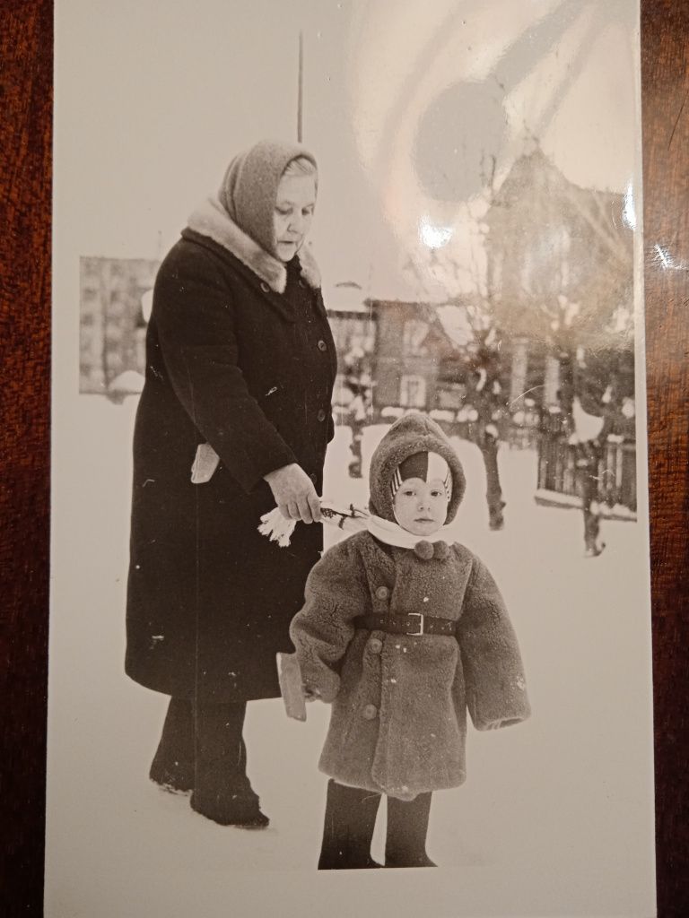 Евгения Зайцева и ее внук, Дмитрий Гуськов на фоне домов Больничного городка. Фото из семейного архива Дмитрия Гуськова