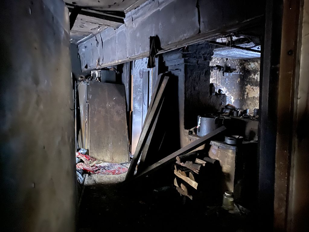 Огонь уничтожил жилье и имущество Александра Смирнова. Фото: Анна Куприянова, "Глобус"