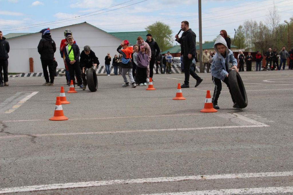 Для детей провели конкурс на ловкость и скорость. Фото: Анна Купряинова, "Глобус"