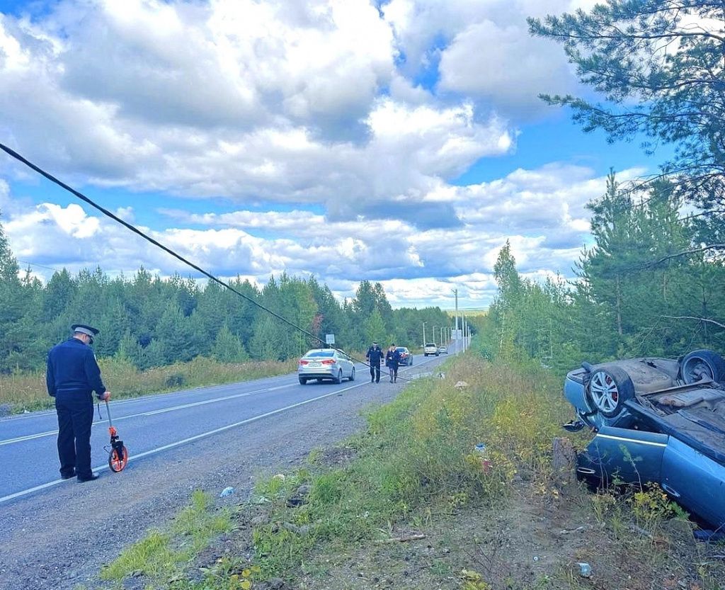 В результате ДТП перевернулся автомобиль. Фото: Госавтоинспекция Серова В результате ДТП перевернулся автомобиль. Госавтоинспекция Серова