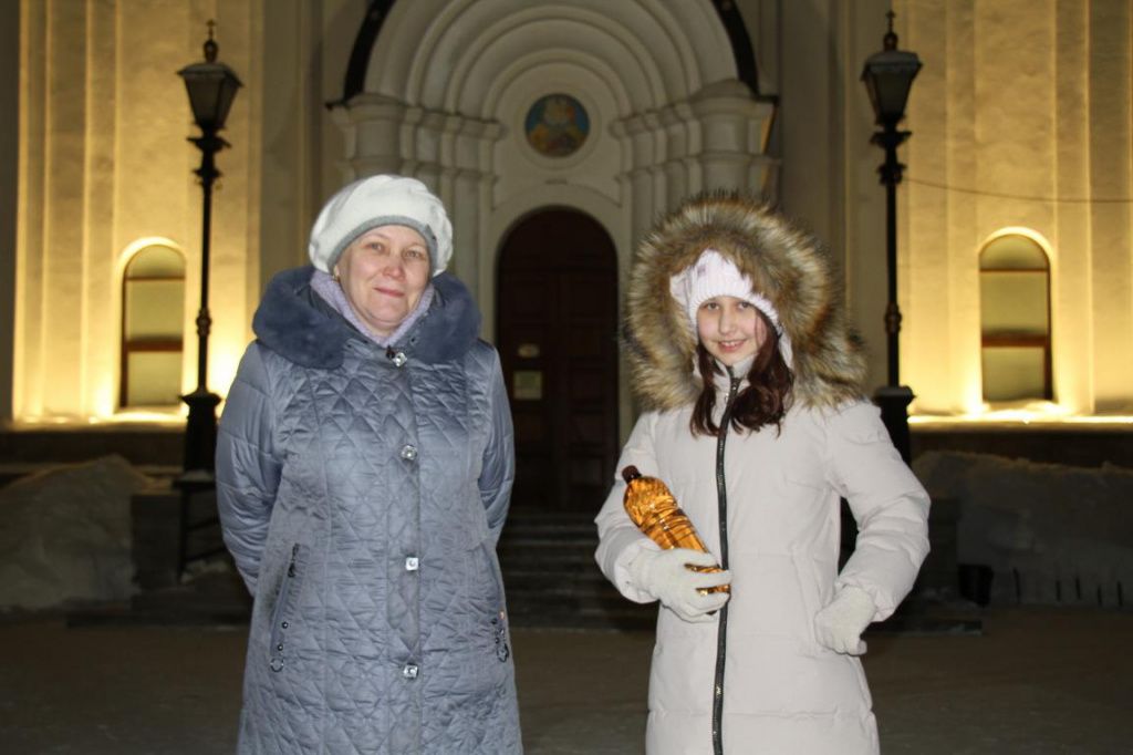 Ольга Втехина пришла в храм с дочкой Анной. Фото: Константин Бобылев, "Глобус"