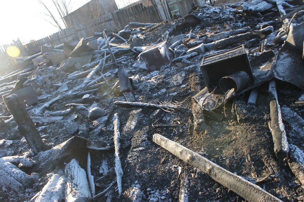 На территории дома находились курятник, сарай, где жили кролики. Вся животина поиграла в пожаре. Фото: Мария Чекарова, "Глобус"