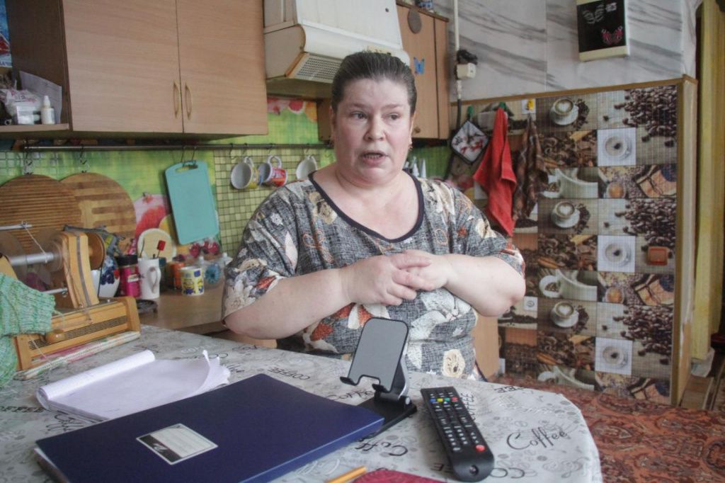 Анастасия Владимировна говорит, что смирилась с платой за "Содержание жилья", но не согласна с начислениями за общее имущество. Фото: Константин Бобылев, "Глобус"