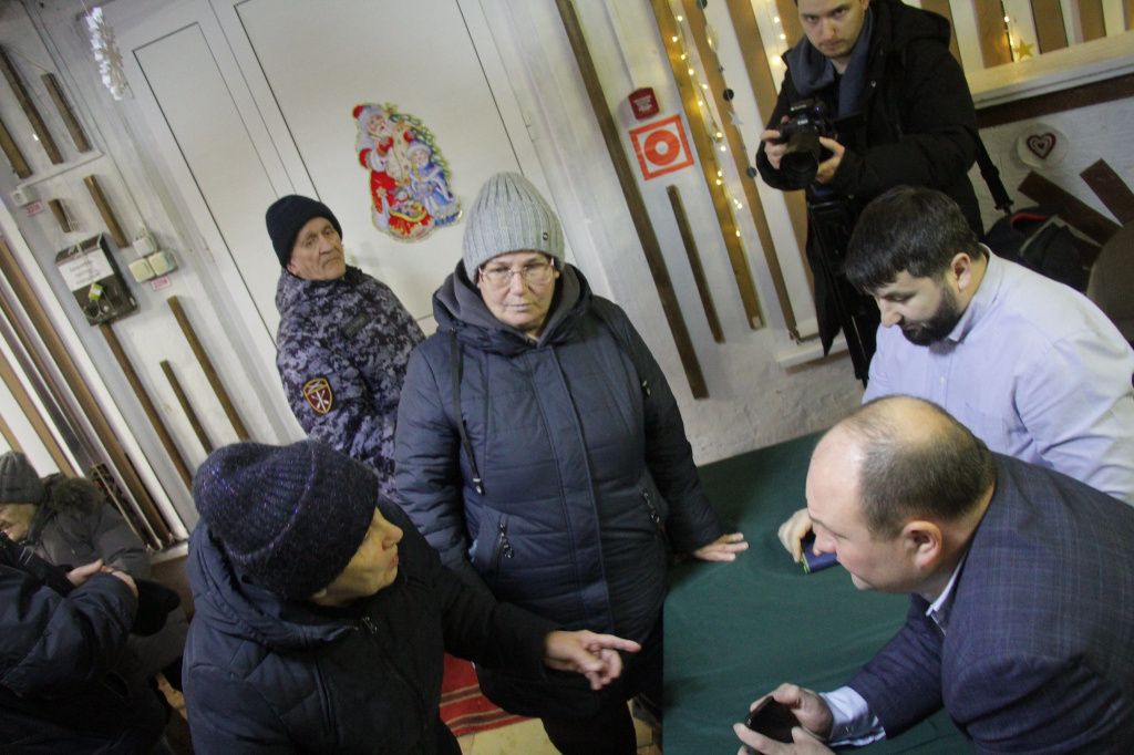 После собрания люди задавали личные вопросы Ивану Болтасеву. Фото: Константин Бобылев, "Глобус"
