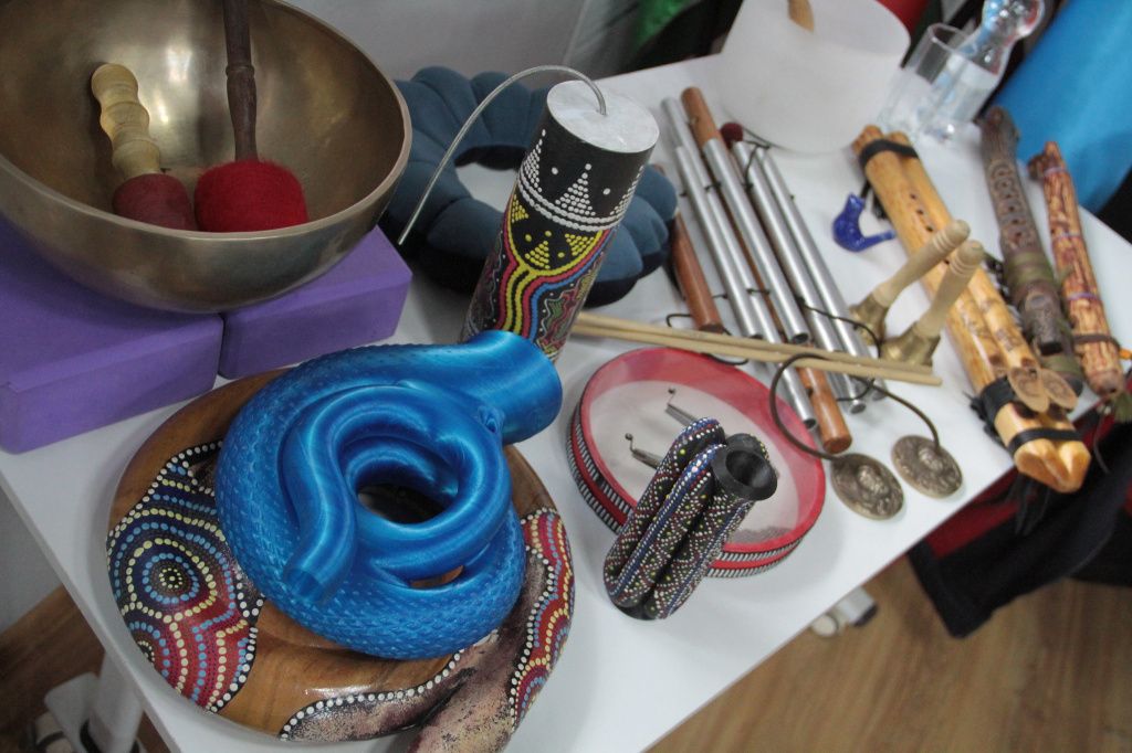 Есть среди инструментов привезенные из разных стран, есть купленные через Интернет, а синий диджериду напечатан на 3D-принтере. Фото: Константин Бобылев, "Глобус"