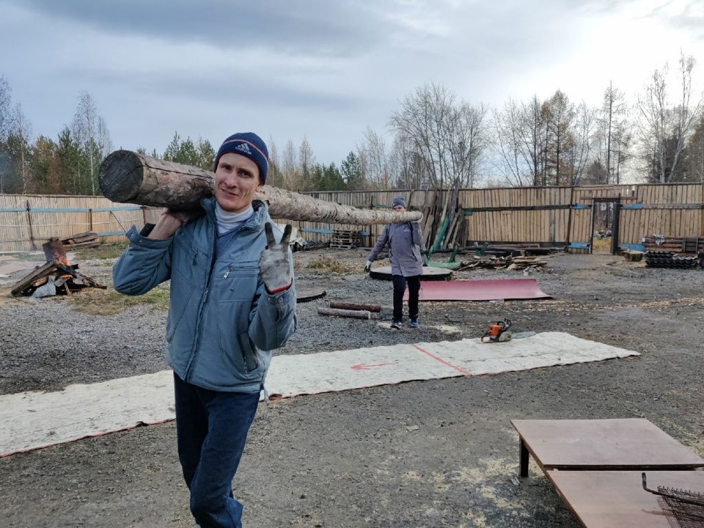 Волонтеры старшего возраста помогали с заготовкой дров. Фото предоставлено представительством РЦД "Сила Урала" 