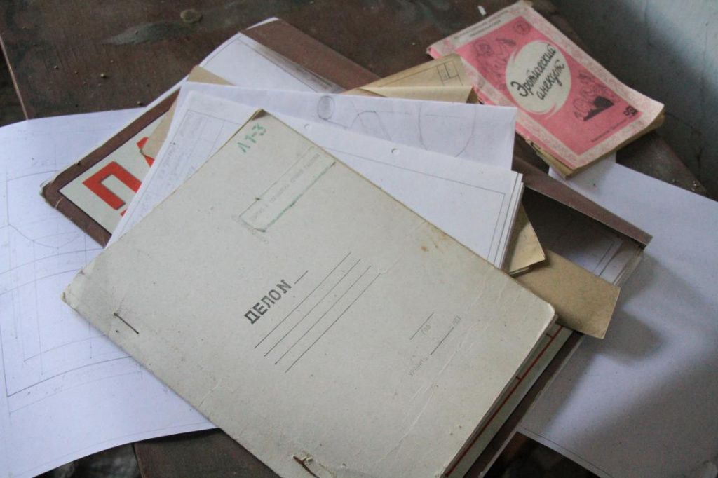 Бумаги, оставшиеся с занятий по черчению, сокрыты обложкой с надписью "Дело". Фото: Константин Бобылев, "Глобус"