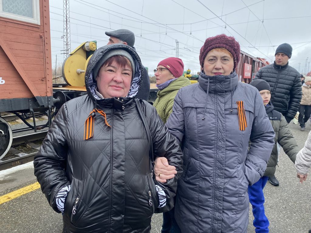 Марина (слева) с Антониной приехали из Североуральска. Фото: Анна Куприянова, "Глобус"