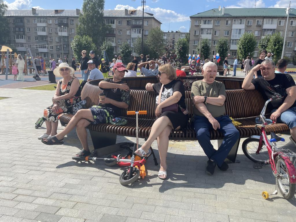Пока дети развлекались на площадках, взрослые сидели под лучами палящего солнца. Фото: Анна Куприянова, "Глобус"