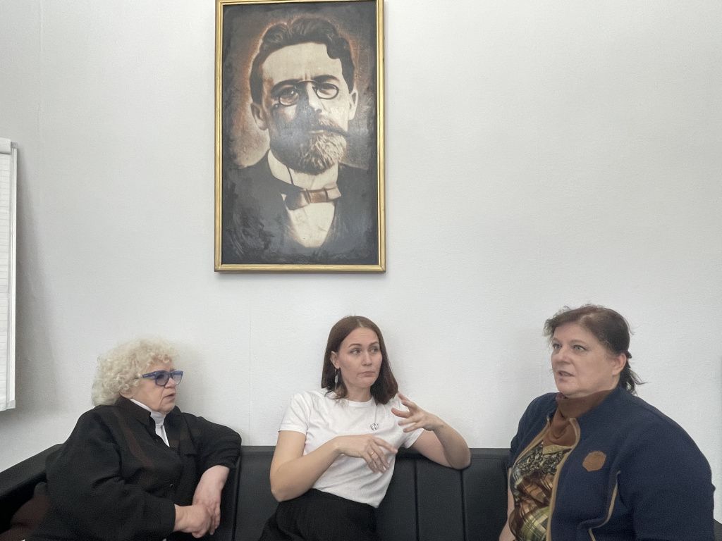 Марианна Незлученко, Елена Федорова и Татьяна Кожевникова придумали сценарий к спектаклю-концерту. Фото: Анна Куприянова, "Глобус"