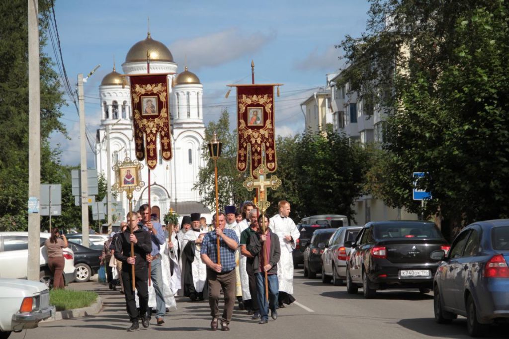 Дорогу в этом году перекрыли, но по встречной полосе двигался транспорт. Фото: Константин Бобылев, "Глобус"