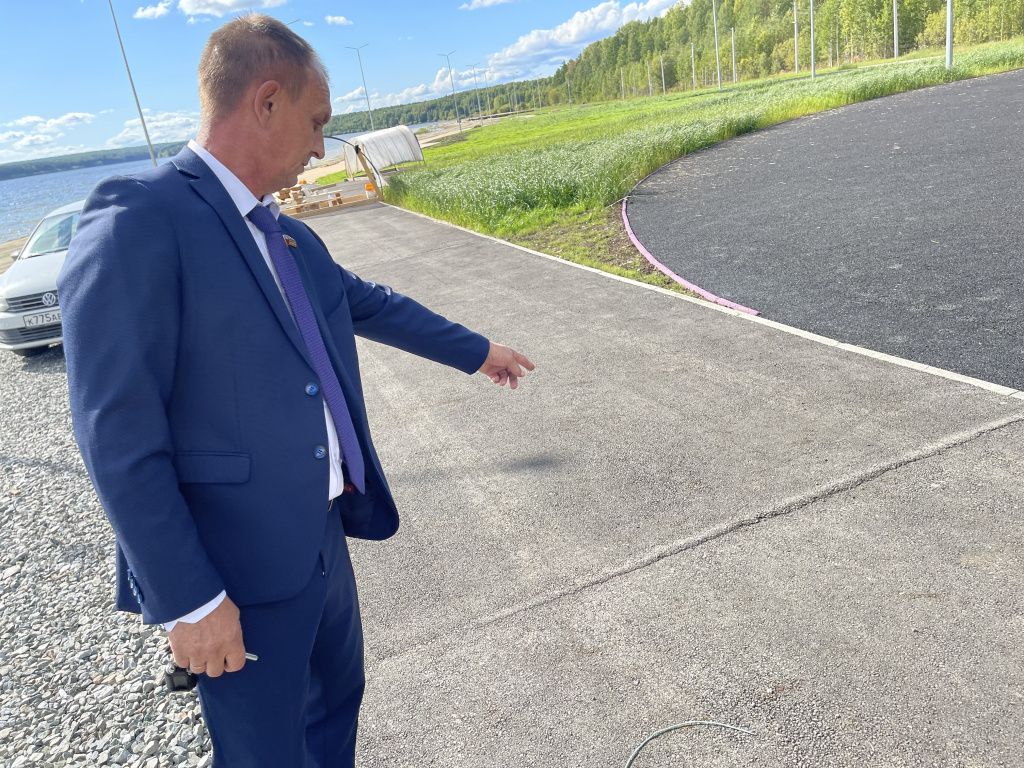Неровность на дорожке может привести к травмам. Фото: Анна Куприянова "Глобус"