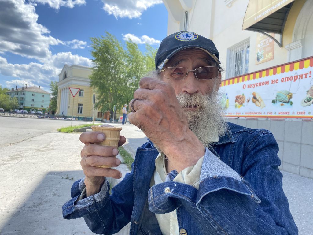 Анатолию Шмакову не хватает денег на продукты. Он просит милостыню у незнакомых людей. Фото: Анна Куприянова, "Глобус" 