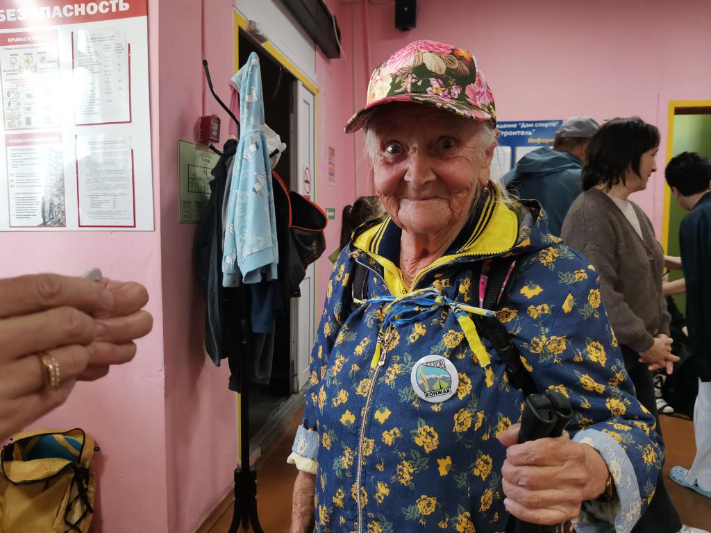 Галине Дюковой подарили значок турклуба "Конжак". Фото: Константин Бобылев, "Глобус"