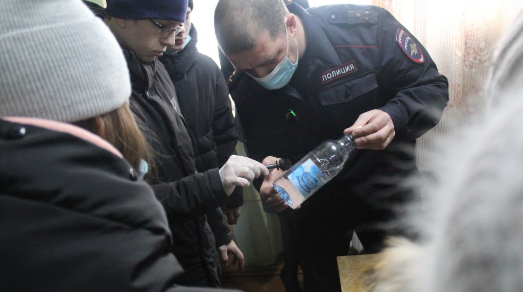 Студенты побывали в роли экспертов, снимая с помощью кисточки и специального магнитного порошка свои отпечатки пальцев, оставшиеся на пластиковой бутылке. Фото: полиция Серова