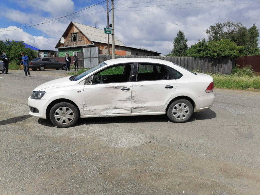 Повреждения автомобиля "Фольксваген". Фото: ГИБДД Серова