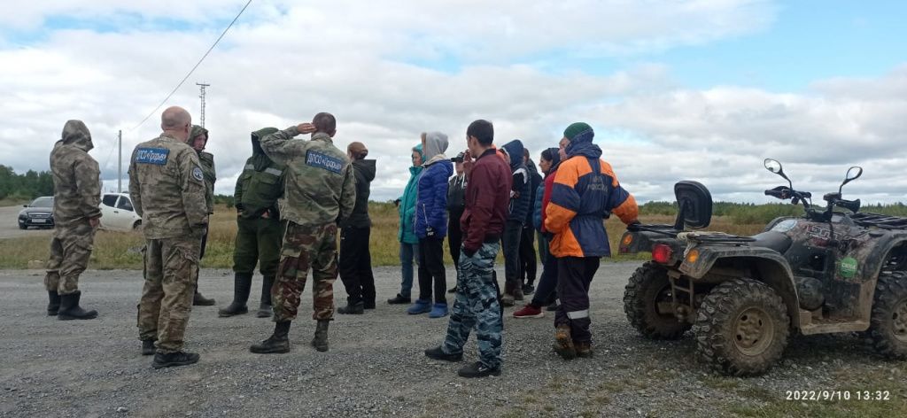 Добровольцы вместе с родными прочесали лес, заброшенные дома, поля, территорию поселка, но пропавшего не нашли. Фото: СРОО ДПСО "Прорыв"
