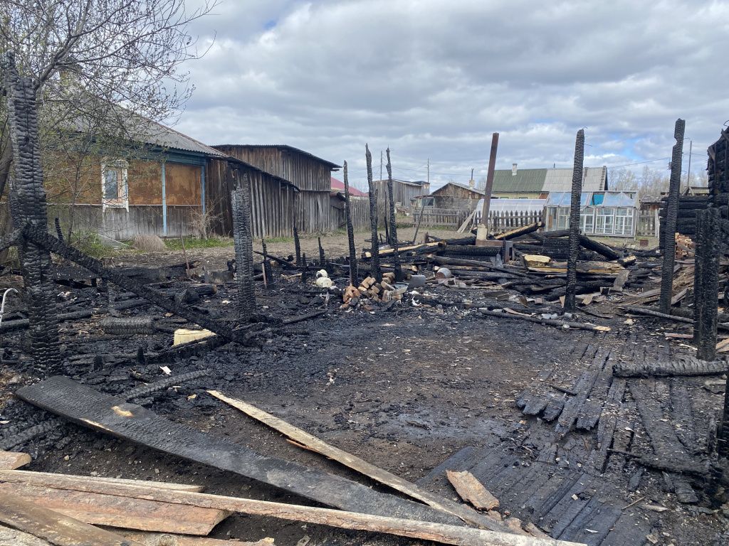 По мнению Алии Хитеевой, пожар мог начаться в бане, потом огонь перекинулся на дом. Фото: Анна Куприянова, "Глобус". 
