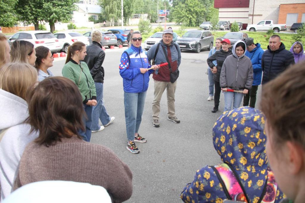 Перед началом прогулки, у стадиона "Металлург" прошел инструктаж. Фото: Констатин Бобылев, "Глобус"
