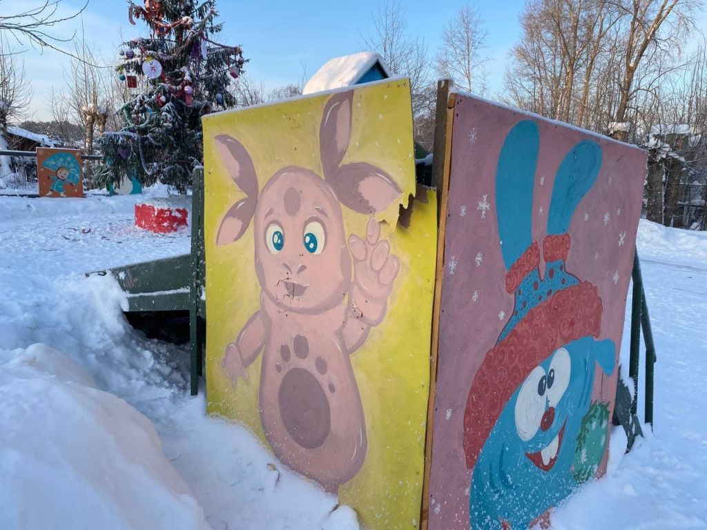В конце прошлого года щит, установленный в снежном городке у клуба “Спутник”, не устоял перед силой юных вандалов. Фото: Анна Куприянова, архив "Глобуса" 