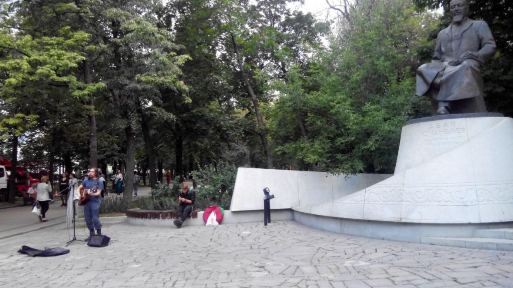 «Одинокий гитарист» у памятника Абаю Кунанбаеву – казахскому поэту и писателю. Фото: предоставлено Алевтиной Немеровой