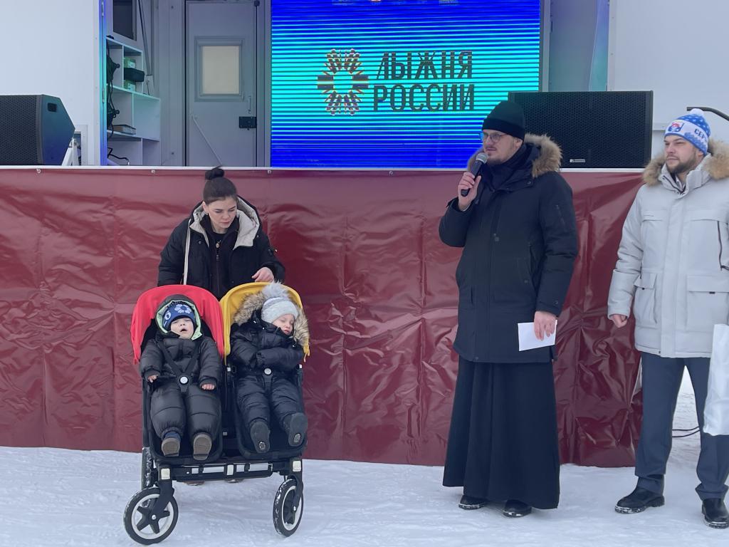 Собранные на лечение близнецов деньги передали на церемонии открытия. Фото: Анна Куприянова, "Глобус"