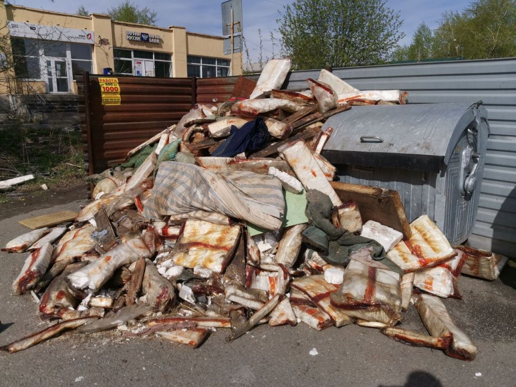 Куча мусора появилась на площадке в выходной день. Фото: Константин Бобылев, "Глобус"