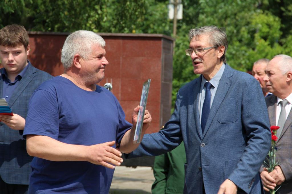 Ветеранам, которые занимаются патриотическим воспитанием молодежи, вручили награды. Фото: Анна Куприянова, "Глобус"